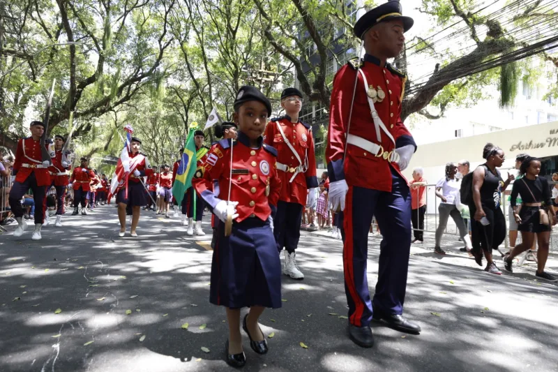 Desfile cívico de 7 de setembro é marcado por apresentação de fanfarras da rede estadual de ensino, policiais e bombeiros militares