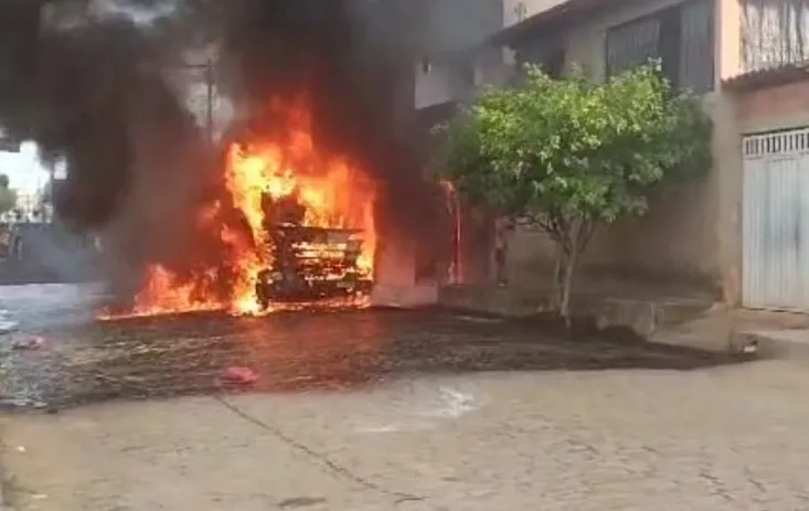 Vídeos - Caçamba pega fogo e causa danos a imóveis durante pavimentação em Itanhém