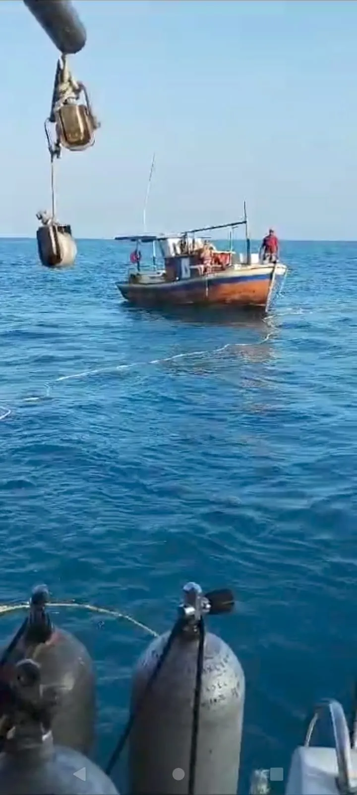 Marinha do Brasil resgata embarcação pesqueira à deriva próxima ao Arquipélago de Abrolhos