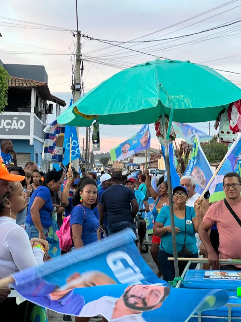 Caminhada de Gilvan Produções pelos bairros do Prado continua atraindo multidões