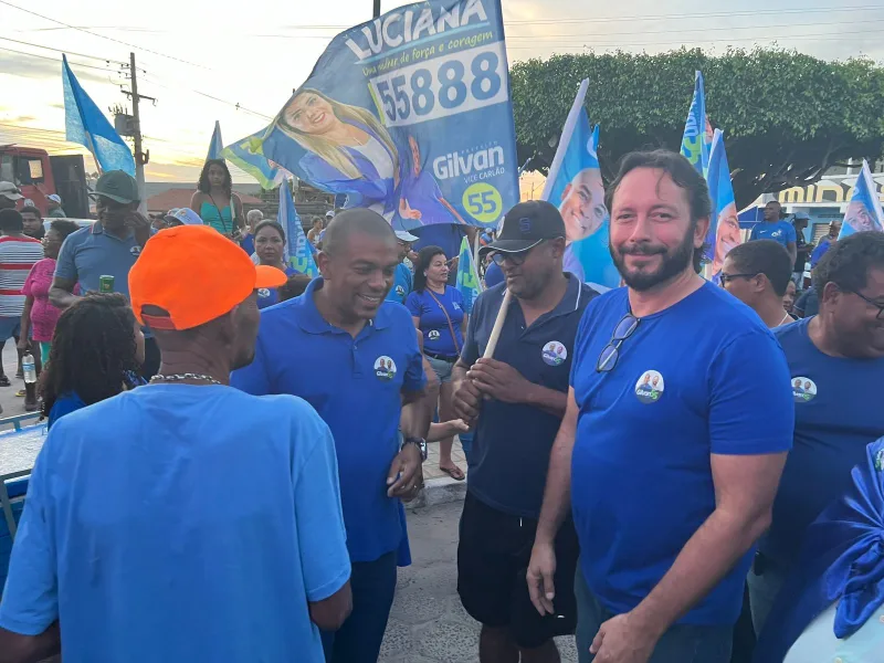 Caminhada de Gilvan Produções pelos bairros do Prado continua atraindo multidões