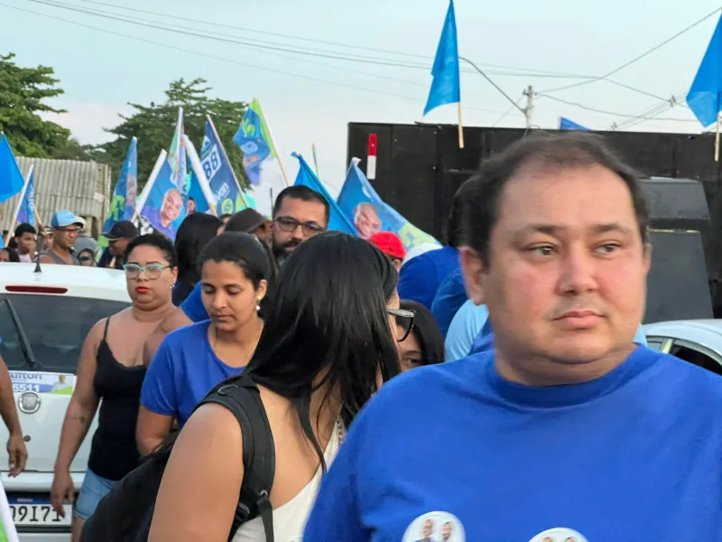 Caminhada de Gilvan Produções pelos bairros do Prado continua atraindo multidões