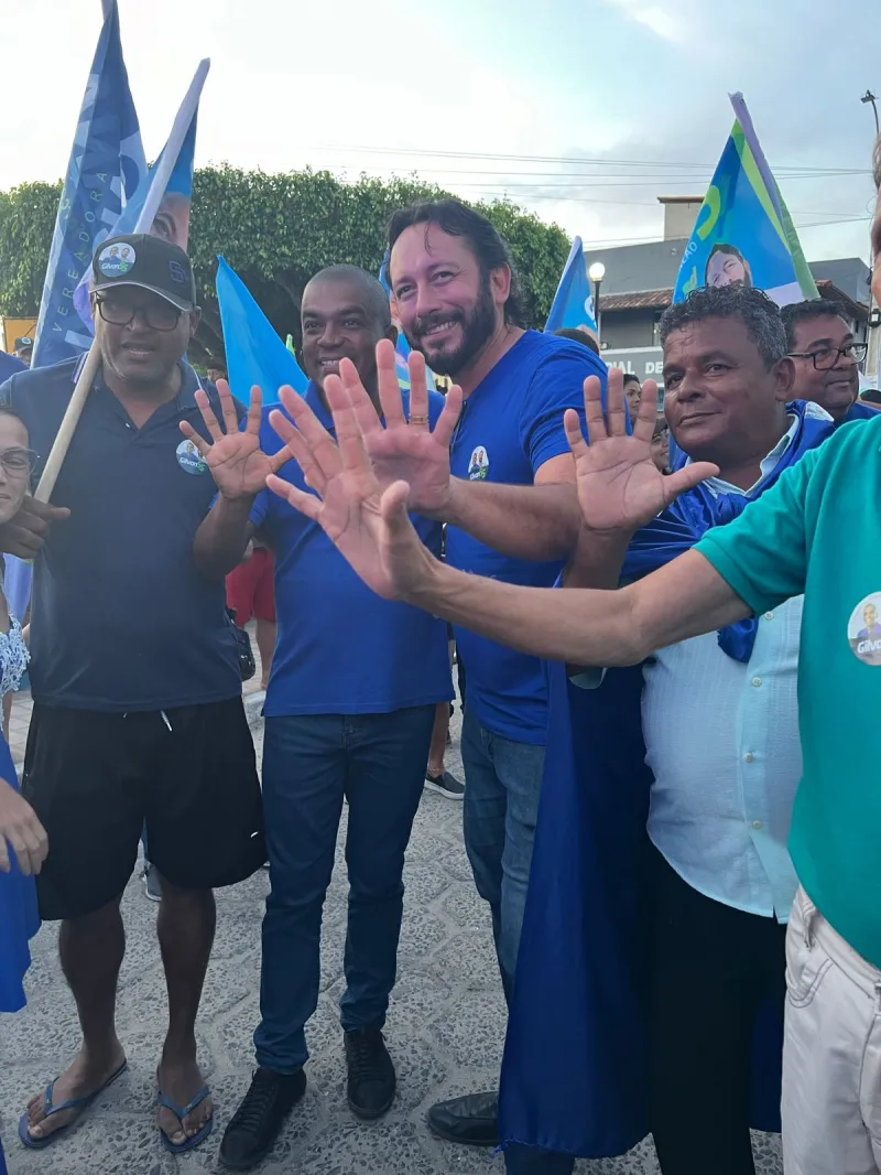 Caminhada de Gilvan Produções pelos bairros do Prado continua atraindo multidões