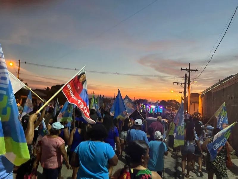 Caminhada de Gilvan Produções pelos bairros do Prado continua atraindo multidões