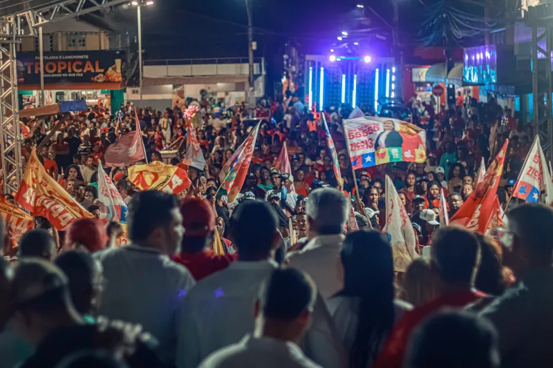 Grande caminhada do 13 mobiliza Alcobaça em apoio a reeleição de Zico de Baiato e Pipi do São José