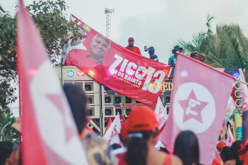 Grande caminhada do 13 mobiliza Alcobaça em apoio a reeleição de Zico de Baiato e Pipi do São José