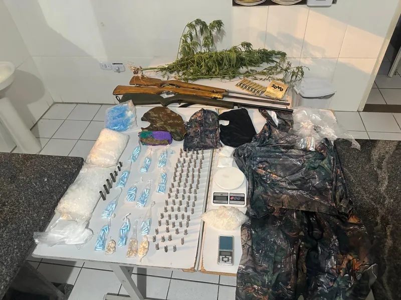 Polícia Militar com ajuda de cão farejador encontra armas, drogas e pés de maconha em operação no interior de Vereda