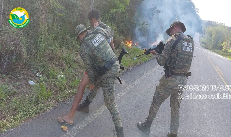 CIPPA/PS flagra homem incendiando vegetação às margens da BA-001, em Porto Seguro