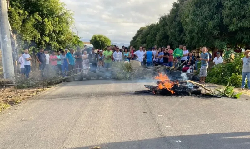 Moradores fecham trecho da BA-290 e pedem urgência na instalação de quebra-molas