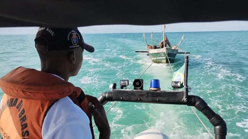 Marinha do Brasil resgata pescador desaparecido em Porto Seguro