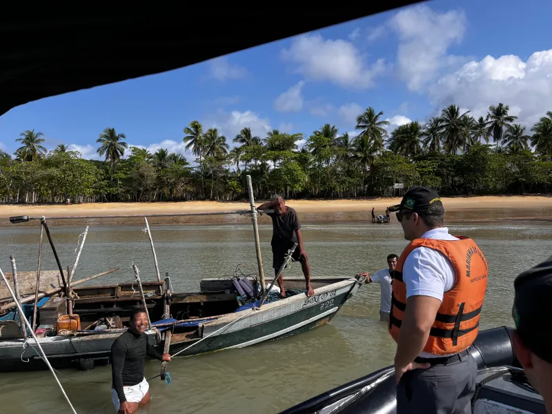 Marinha do Brasil resgata pescador desaparecido em Porto Seguro