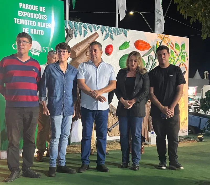 Ex-prefeito Temóteo Brito é homenageado na abertura da 40ª Expô Teixeira de Freitas