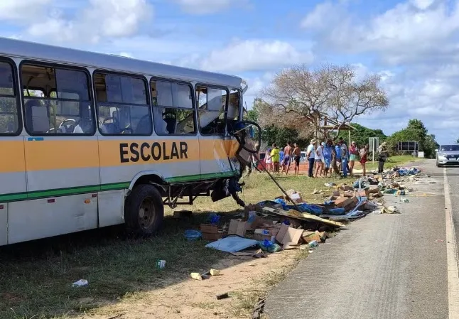 Colisão entre ônibus e caminhão deixa um morto e 22 feridos, na Bahia