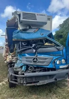 Colisão entre ônibus e caminhão deixa um morto e 22 feridos, na Bahia