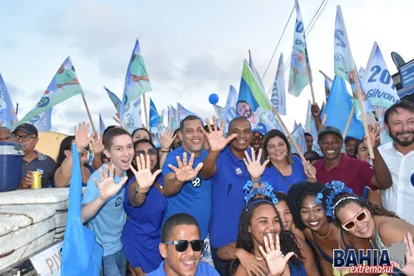 Arrastão Azul: Caminhada da Vitória reúne milhares de apoiadores de Gilvan e Carlão em Prado 