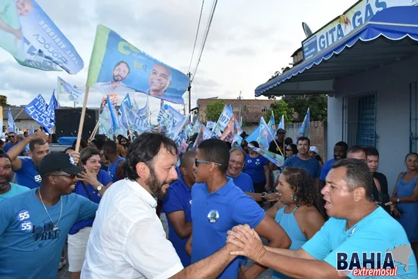 Arrastão Azul: Caminhada da Vitória reúne milhares de apoiadores de Gilvan e Carlão em Prado 