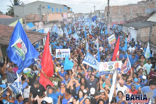 Arrastão Azul: Caminhada da Vitória reúne milhares de apoiadores de Gilvan e Carlão em Prado 