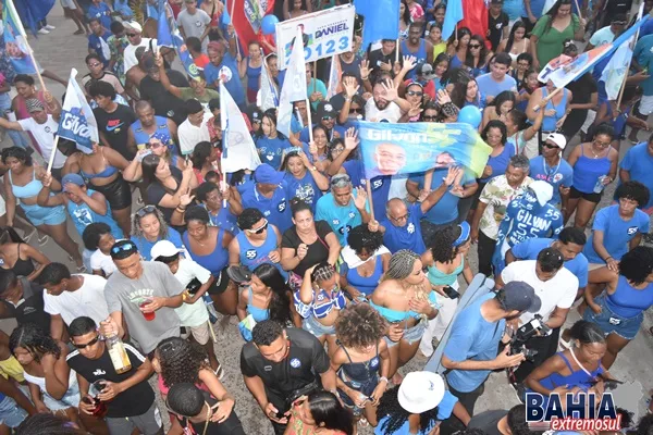 Arrastão Azul: Caminhada da Vitória reúne milhares de apoiadores de Gilvan e Carlão em Prado 