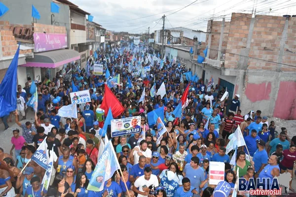 Arrastão Azul: Caminhada da Vitória reúne milhares de apoiadores de Gilvan e Carlão em Prado 