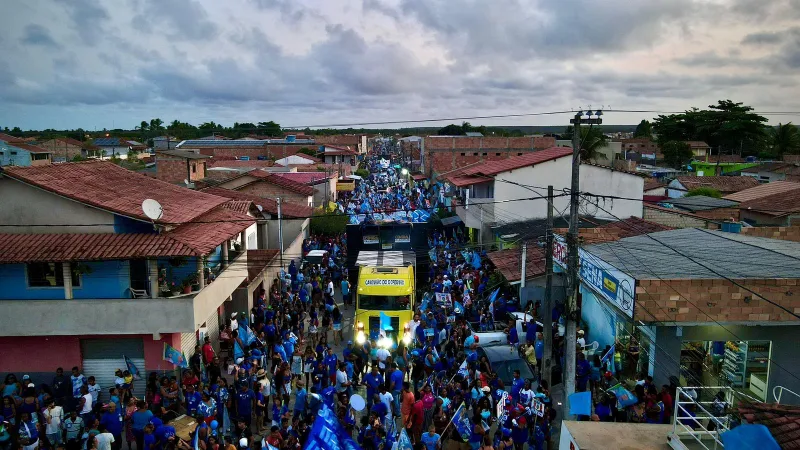 Arrastão Azul: Caminhada da Vitória reúne milhares de apoiadores de Gilvan e Carlão em Prado 