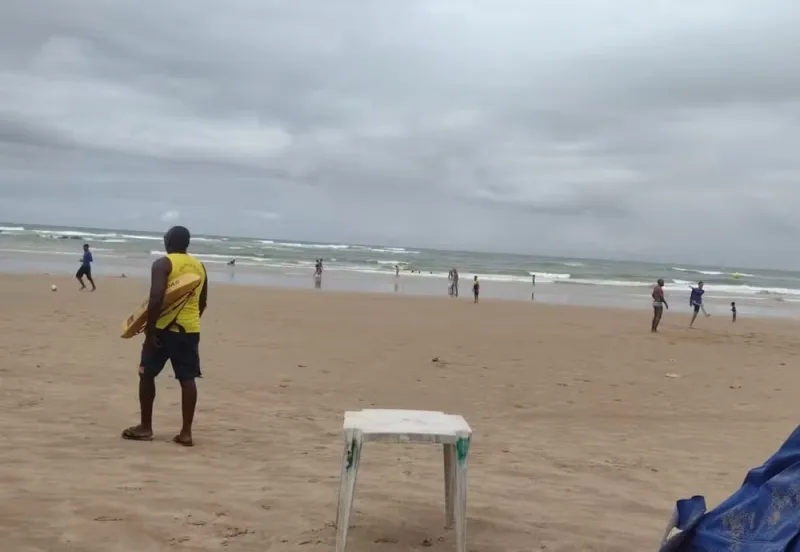 Adolescente de 17 anos morre afogado na praia de Piatã, em Salvador