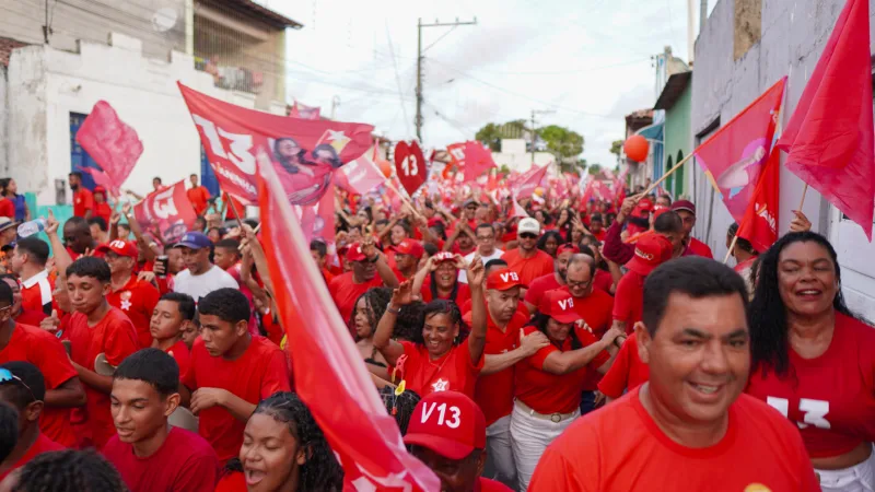  Caminhada gigantesca de Vaninha e Raquel Boa Morte em Caravelas Mobiliza Milhares de Pessoas na Reta Final da Campanha