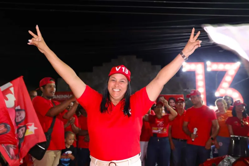  Caminhada gigantesca de Vaninha e Raquel Boa Morte em Caravelas Mobiliza Milhares de Pessoas na Reta Final da Campanha