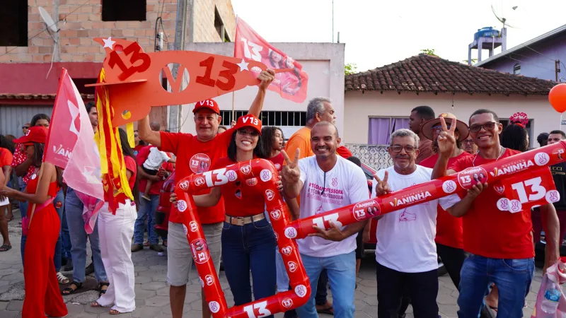  Caminhada gigantesca de Vaninha e Raquel Boa Morte em Caravelas Mobiliza Milhares de Pessoas na Reta Final da Campanha