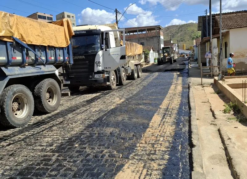 Jucuruçu recebe 3 km de pavimentação asfáltica após solicitação de ex-prefeita