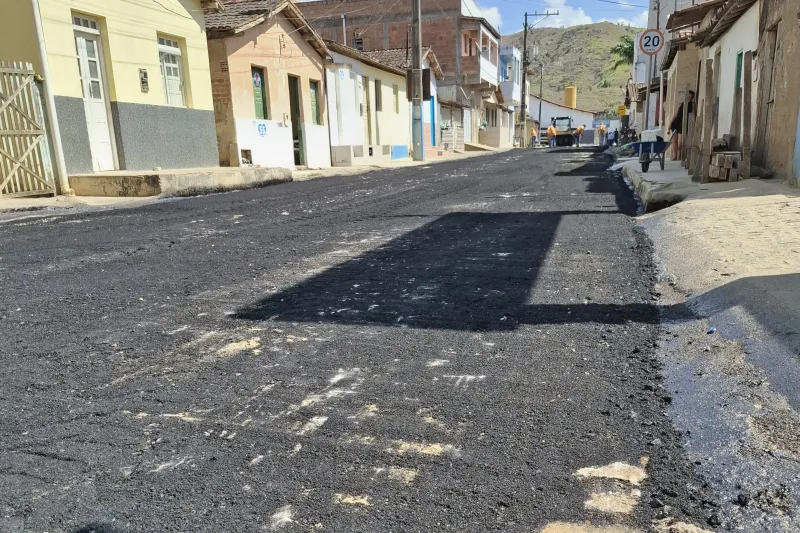 Jucuruçu recebe 3 km de pavimentação asfáltica após solicitação de ex-prefeita