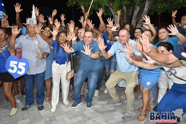 Tonzinho encerra campanha com mega caminhada pelas ruas de Lajedão