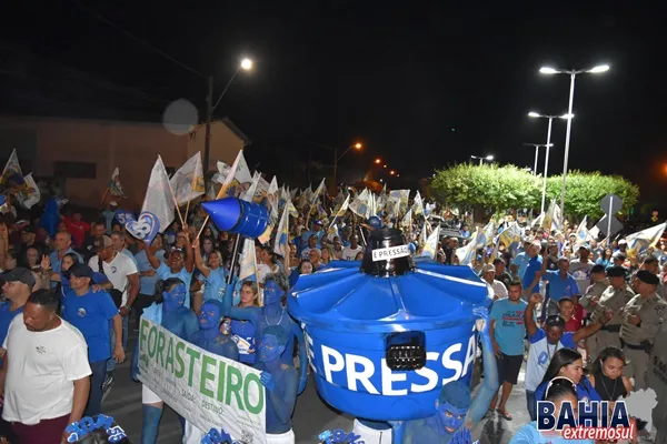 Tonzinho encerra campanha com mega caminhada pelas ruas de Lajedão