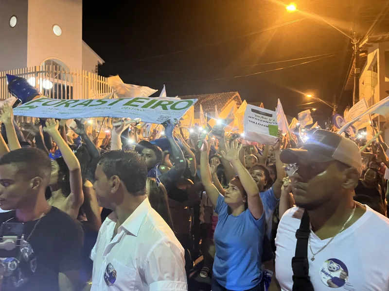 Tonzinho encerra campanha com mega caminhada pelas ruas de Lajedão