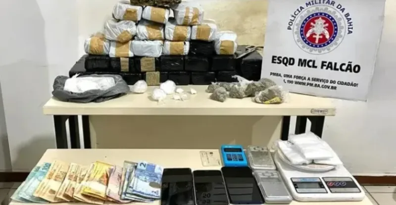 Polícia apreende mais de 15 kg de drogas dentro de carro na Bahia