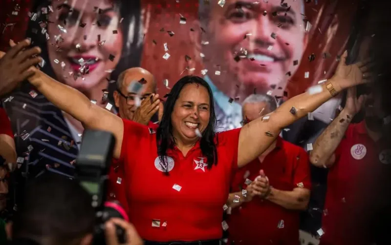 Pesquisa mostra liderança da Professora Vaninha(PT) na corrida pela prefeitura de Caravelas