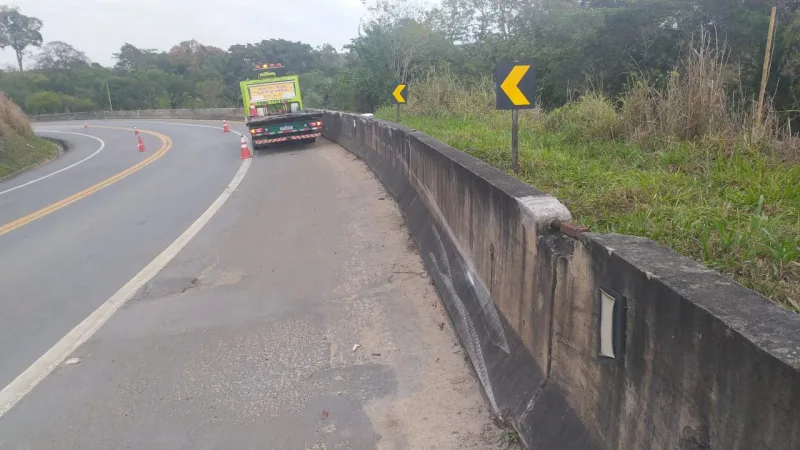 Motociclista morre em acidente na BR-101 após sair da pista em Mucuri