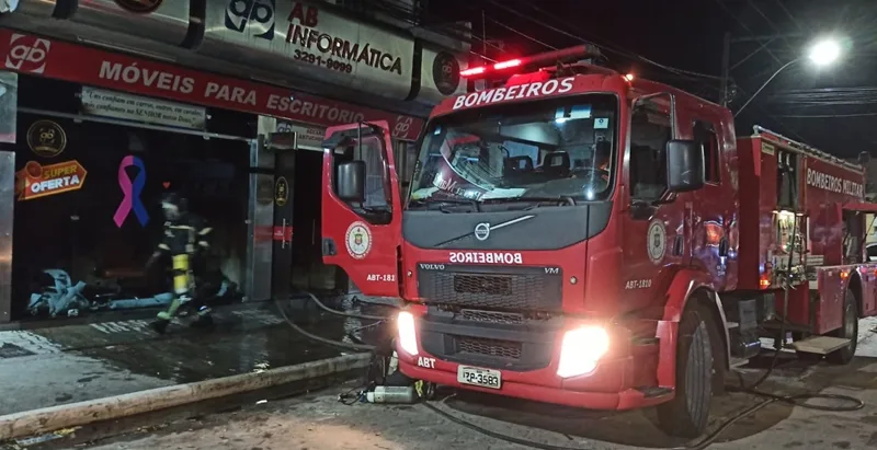 Vídeos - Incêndio atinge loja de informática no centro de Teixeira de Freitas