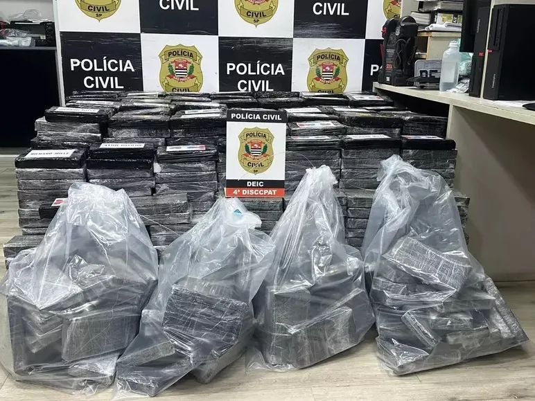 Polícia apreende 10 fuzis de guerra e cocaína avaliada em R$ 120 milhões em sítio no interior