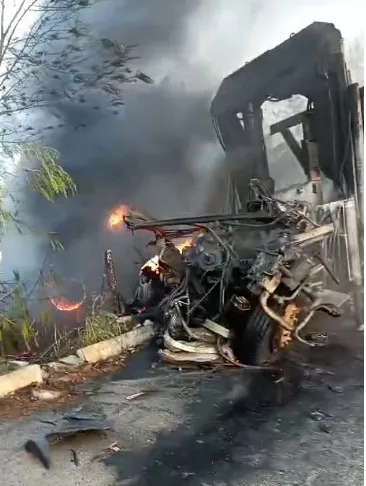 Vídeos mostram colisão entre caminhão e carreta que deixou três pessoas mortas na BR 101 em Eunápolis. 