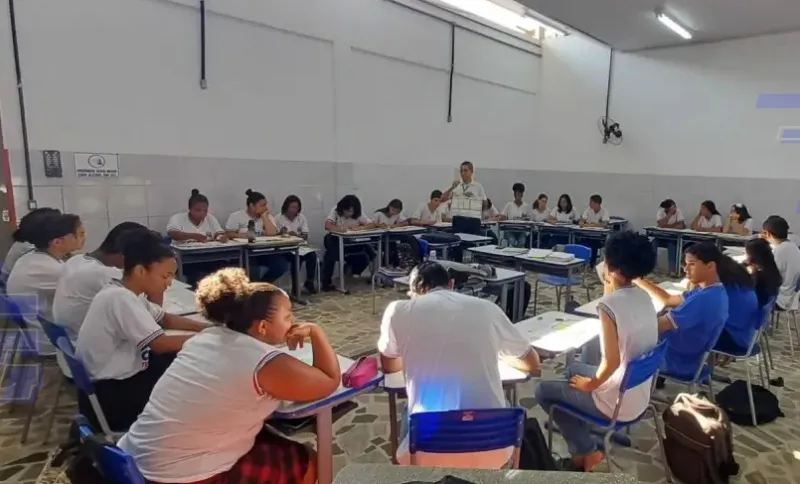 Estudantes de Teixeira de Freitas aprendem sobre empreendedorismo através do Sebrae