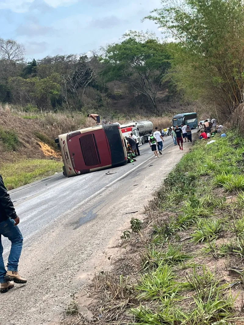 Acidente com ônibus escolarque saiu de Belo Horizonte com destino a Porto Seguro na BR 418 deixa vítimas graves 