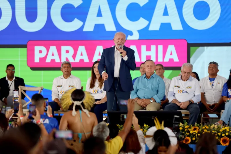 Em evento com 10 mil estudantes, Lula anuncia na Bahia expansão do Programa Pé-de-Meia