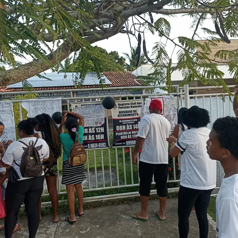 Familiares e amigos de Willian Felício, atropelado em Nova Viçosa, fazem protesto pedindo justiça