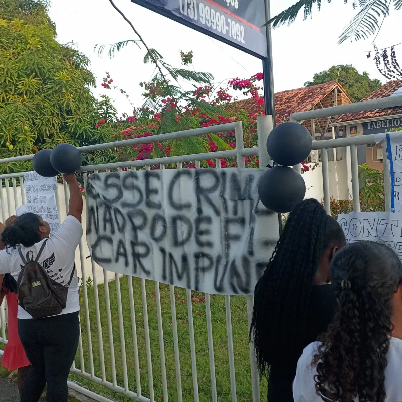 Familiares e amigos de Willian Felício, atropelado em Nova Viçosa, fazem protesto pedindo justiça