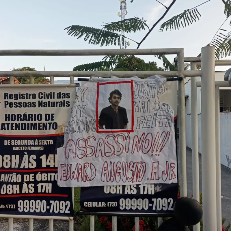 Familiares e amigos de Willian Felício, atropelado em Nova Viçosa, fazem protesto pedindo justiça