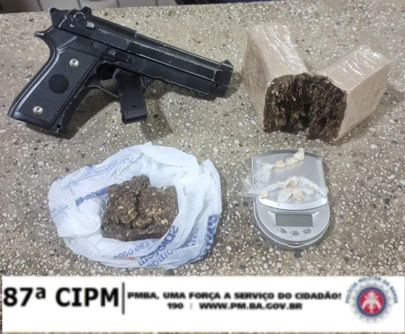 PM apreende drogas e simulacro de arma de fogo em Teixeira de Freitas