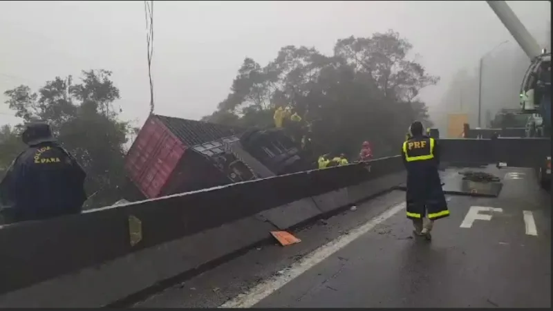 Tragédia na BR-376: Nove membros de equipe de remo morrem após container tombar sobre van no Paraná