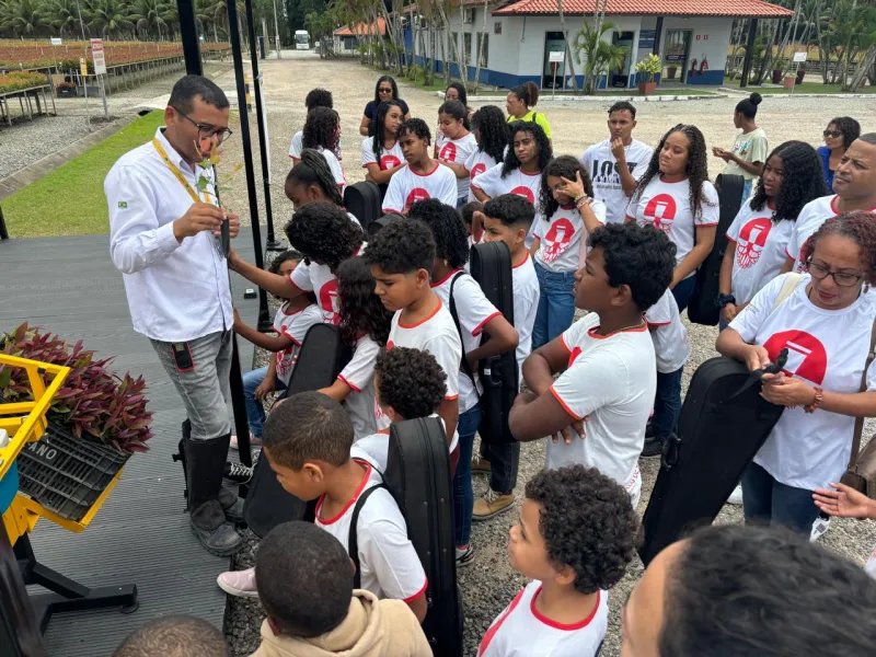 Alunos do Instituto Tambor de Raiz conhecem instalações da Suzano, em Mucuri