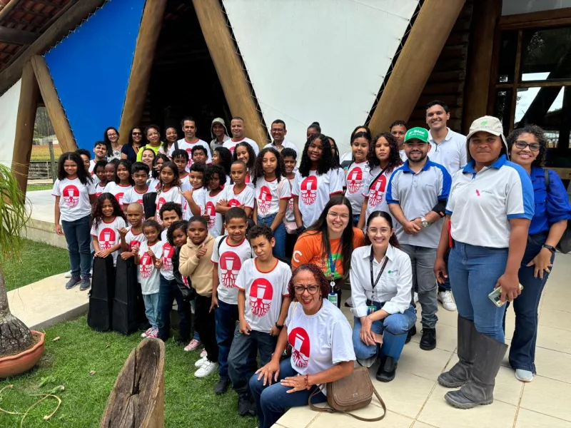 Alunos do Instituto Tambor de Raiz conhecem instalações da Suzano, em Mucuri