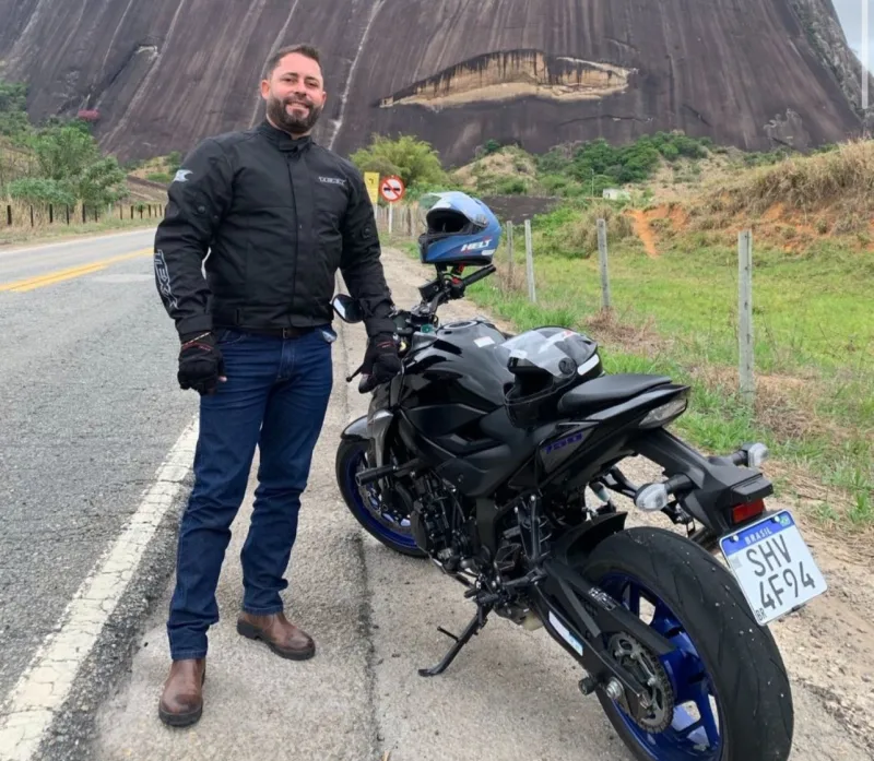 Vídeo - Motociclista morre ao colidir com carro que invadiu contramão na MG-217